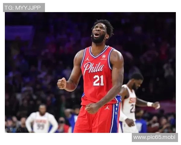 恩比德摊手耸肩抱怨布克犯规！后者呛声后直接离场：全是球尼格！